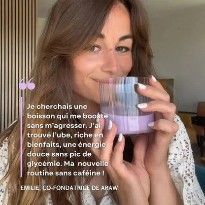 Fondatrice d’Araw avec boisson à l’ube, alternative sans caféine pour un boost naturel